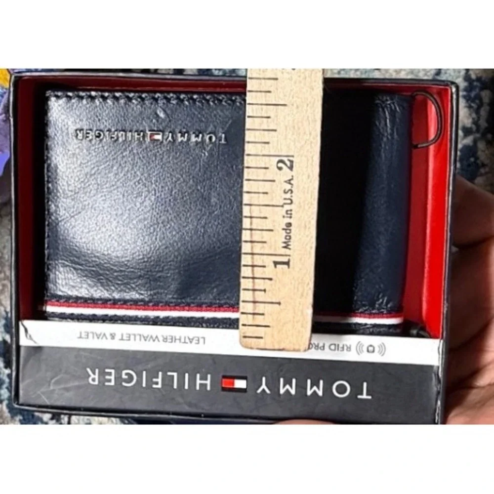Tommy Hilfiger Men's Leather RFID Wallet & Valet Gift Set‎ (Navy/Red trim)